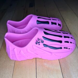 Gnarcotic Skelly Runners Pink Slip On Rubber Sz 6